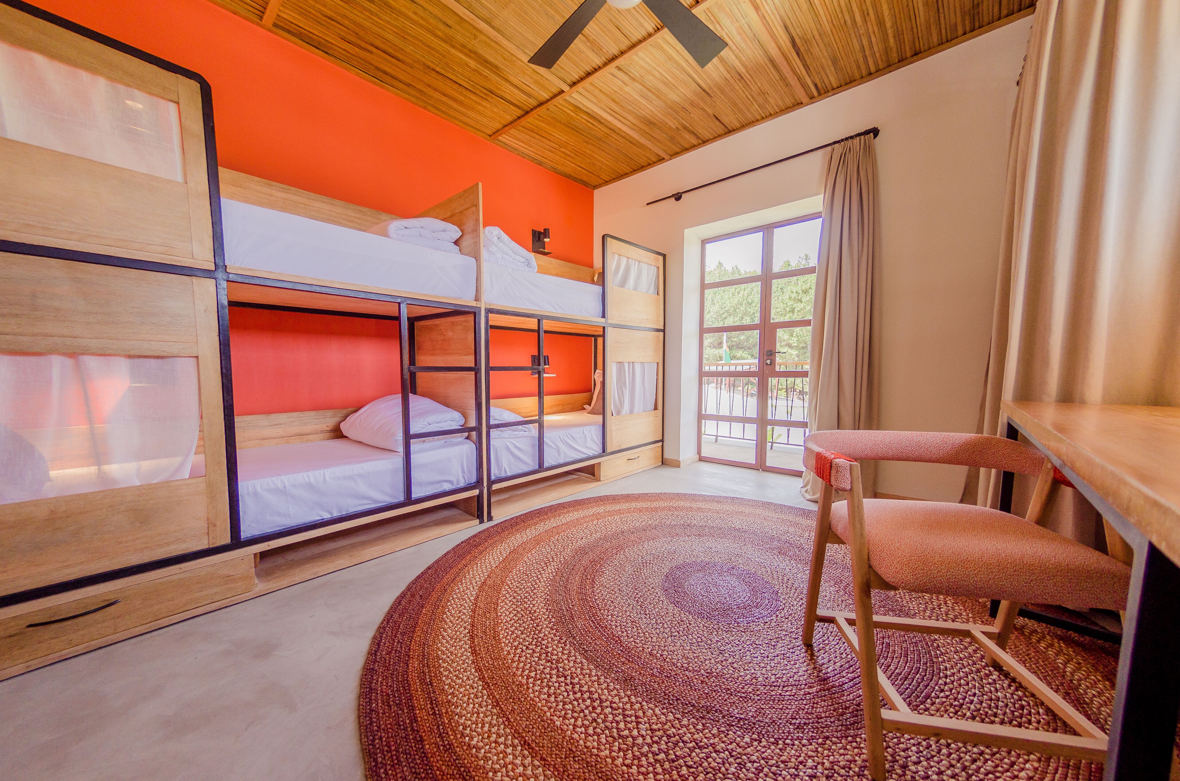 Dortoir Partagé | Ameublement personnalisé, bureau, draps fournis