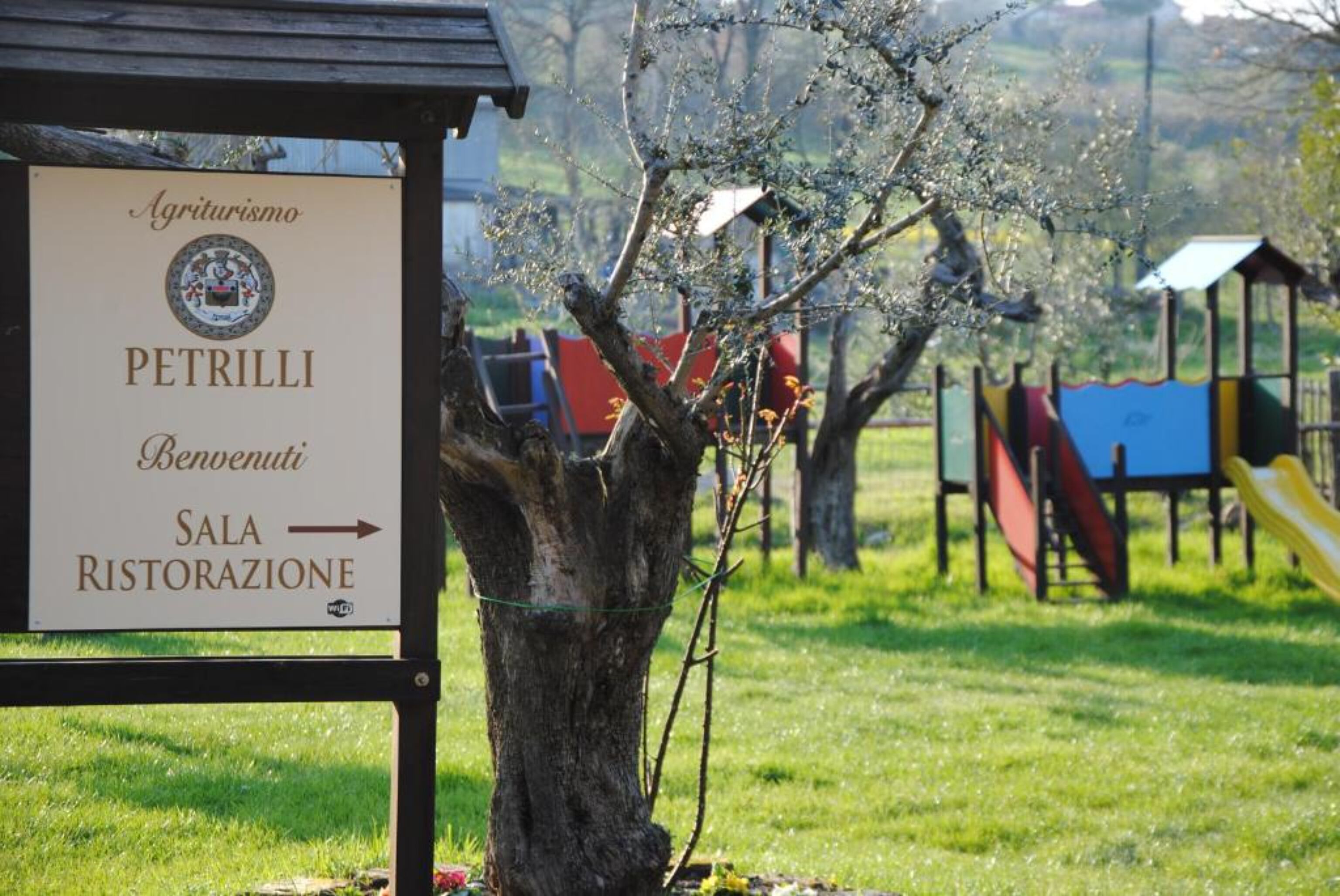 A sign for 'Agriturismo PETRILLI' with directions to 'Sala Ristorazione'.