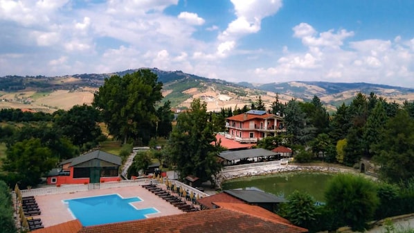 Piscine extérieure en saison