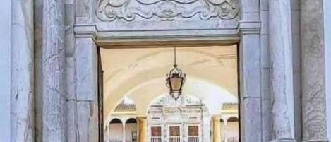 تفاصيل الفندق من الخارج