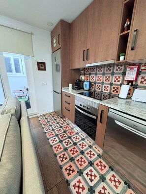 Refrigerador, microondas, horno, placa de cocina