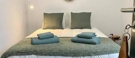 1 habitación, tabla de planchar con plancha, wifi gratis y ropa de cama