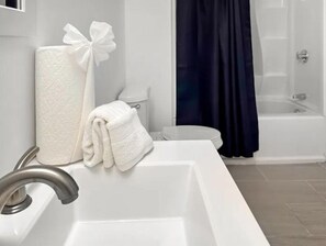 SĂšche-cheveux, serviettes fournies, savon, papier toilette