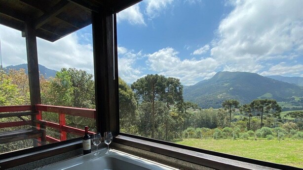 A hot tub with a view of a mountainous landscape. - Chalés Solar da Montanha Urubici (Urubici)
