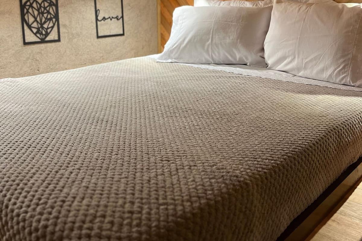 Alpehytte – design, massasjebadekar | Individuelt dekorert, individuelt innredet og skrivebord