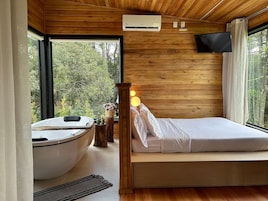 Cabana superior, banheira de hidromassagem | Individualmente decorados, individualmente mobiliados, escrivaninha