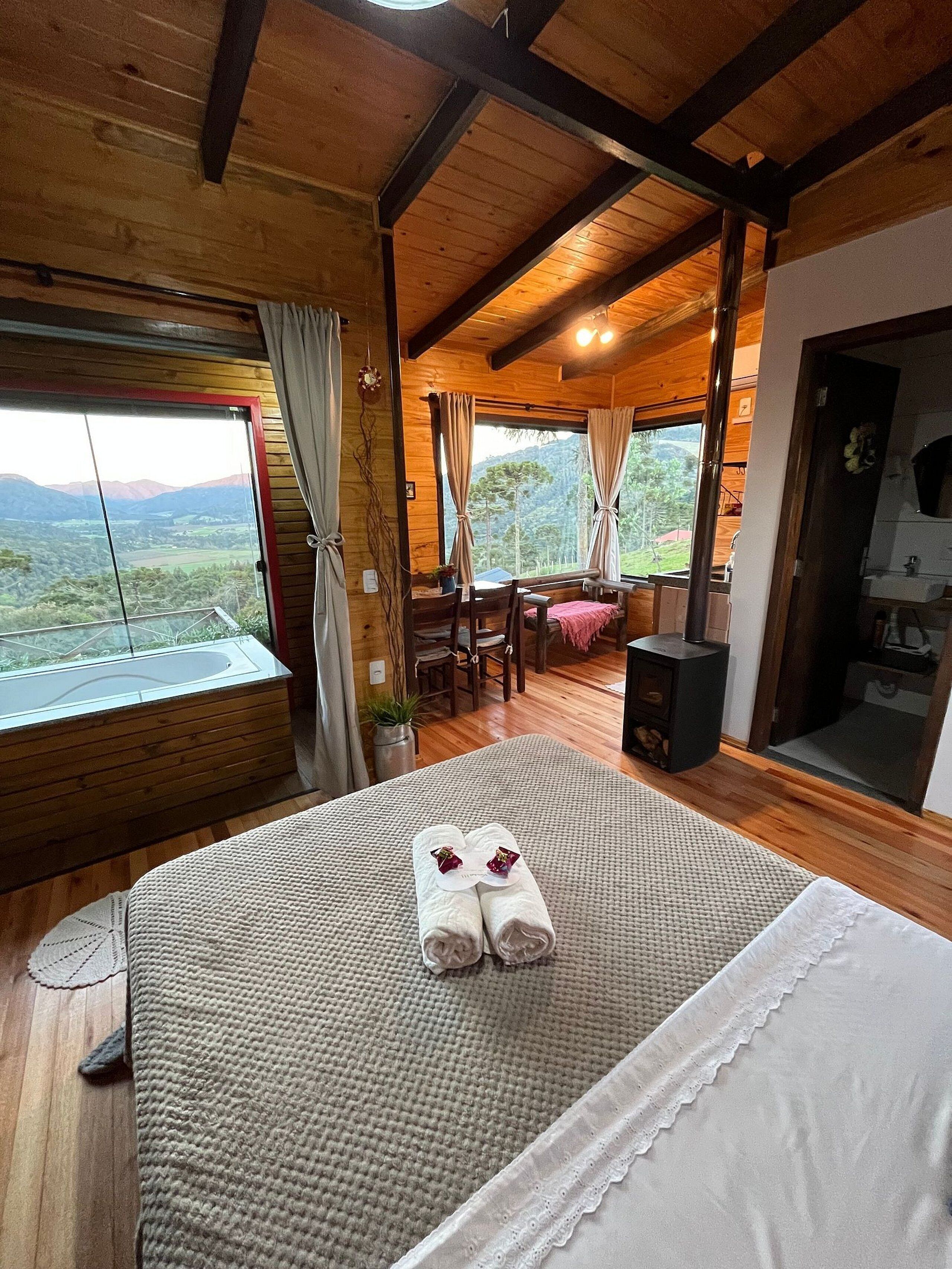 Comfort-mökki, poreamme | Yksilöllisesti sisustettu, yksilöllisesti kalustettu, työpöytä