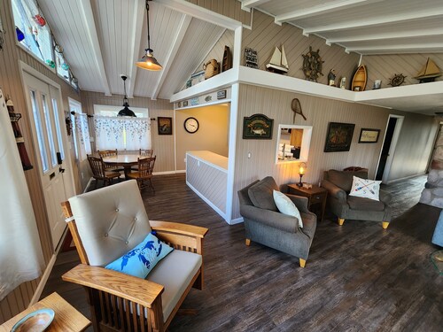 NEW! Royal Bungalow Lake House W/ Lake view & access - Canadian Lakes