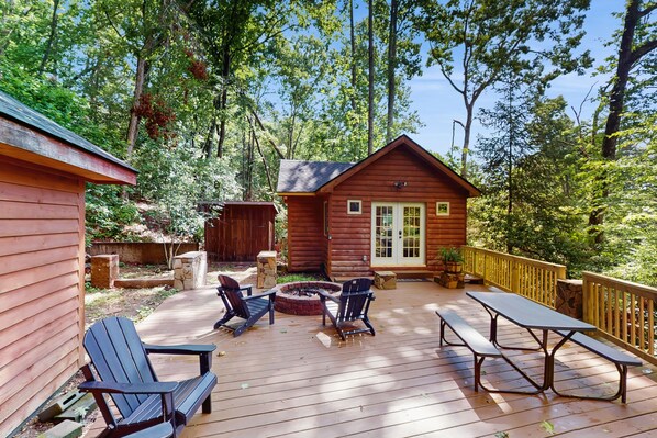 Outdoor dining - Scenic cabins with fireplaces, children's items, W/D - dog-friendly (Horse Shoe)