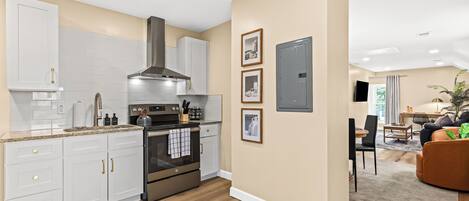 冷蔵庫、電子レンジ、オーブン、コンロ