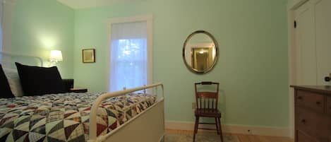 3 bedrooms, desk, iron/ironing board, travel cot