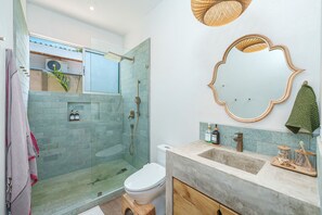 Douche, sèche-cheveux, bidet, serviettes fournies