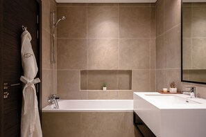 Separate tub and shower, designer toiletries, hair dryer, bathrobes - Fraser Suites AL Liwan (Hamala)