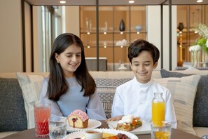 Daily English breakfast for a fee - Fraser Suites AL Liwan (Hamala)