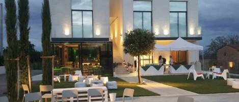 تناول الطعام بالخارج