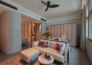 Suite, 1 King Bed (Heritage)