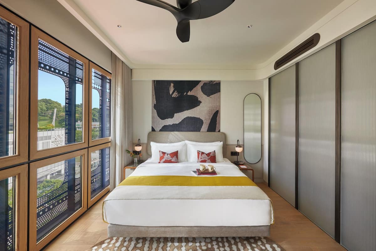 Room, 1 King Bed (Urban) | Hypo-allergenic bedding available, down comforters, pillowtop beds