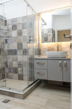 Deluxe Suite, Private Pool, Sea View | Bathroom