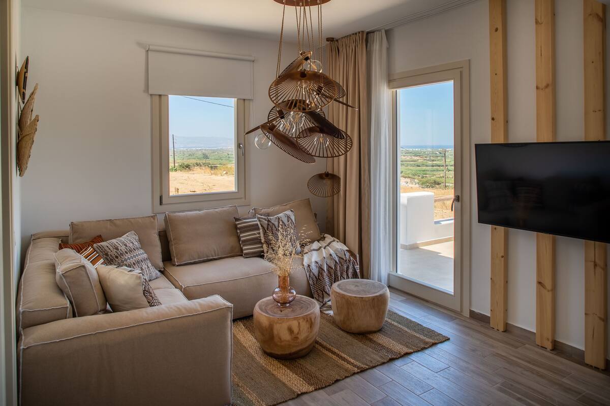 Exclusive Suite, Hot Tub, Sea View | Living area