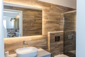 Deluxe Suite, Private Pool, Sea View | Bathroom | Shower, free toiletries, hair dryer, towels - Vouno (Naxos)