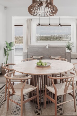 Suíte luxo, piscina particular, vista para o mar | Área de estar | Smart TV 43 polegadas com canais digitais