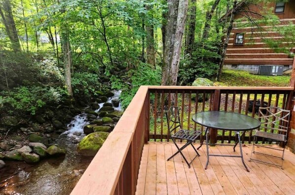 Outdoor dining - Creek Cabin Near Downtown Gburg (Cosby)