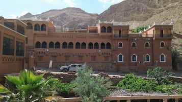 Vista frontal de la propiedad