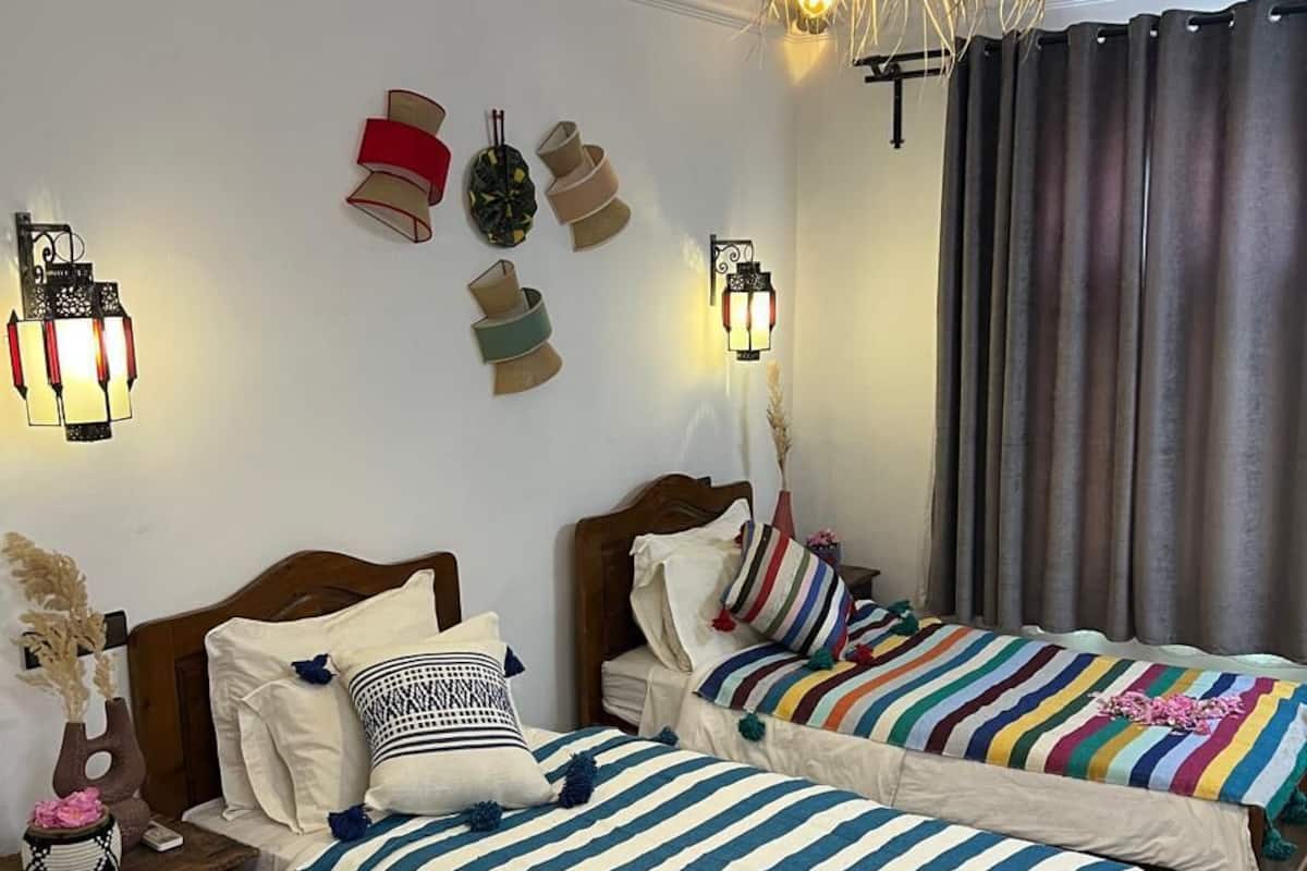 Kahden hengen comfort-huone (kaksi sänkyä), vuoristonäköala | Memory foam -patjalliset sängyt, työpöytä