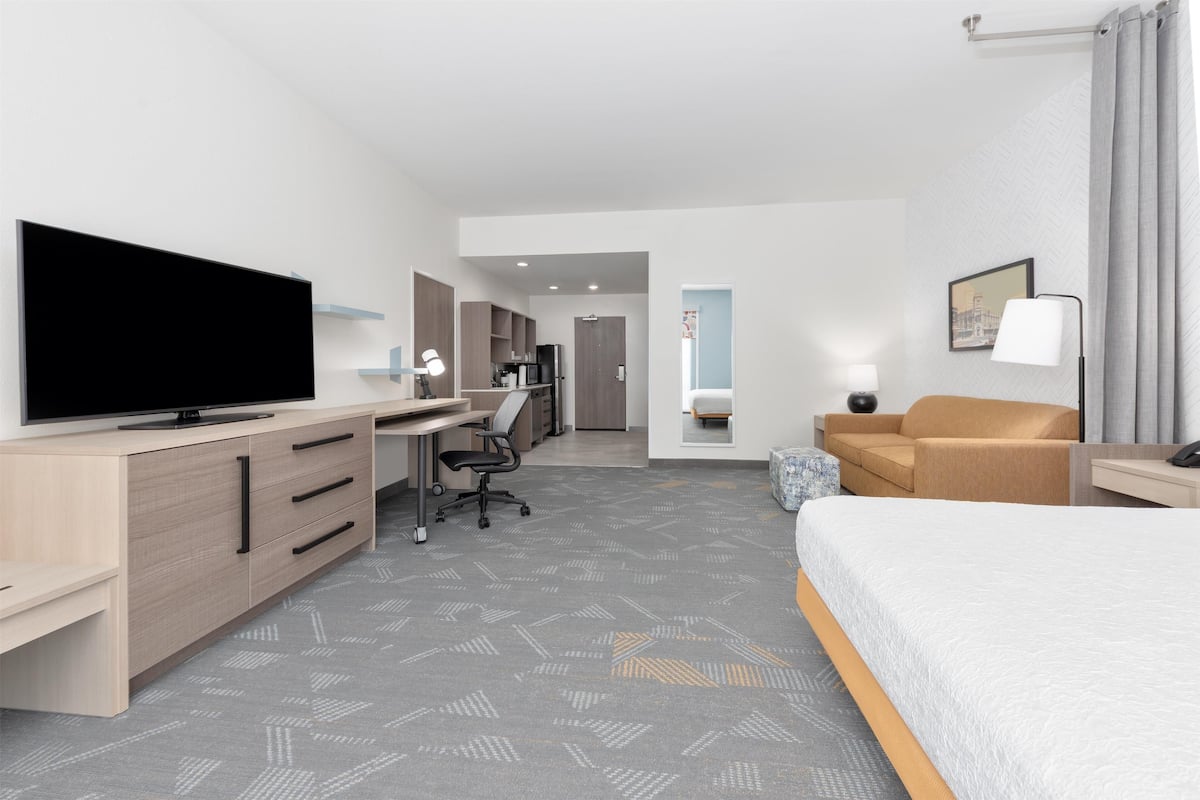 Suite estudio, 1 cama King size, con acceso para personas discapacitadas, tina | Área de sala de estar | Smart TV de 32 pulgadas con canales por cable