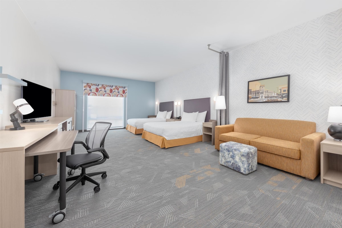 Suite estudio, 2 camas Queen size, con acceso para personas discapacitadas, tina | Área de sala de estar | Smart TV de 32 pulgadas con canales por cable