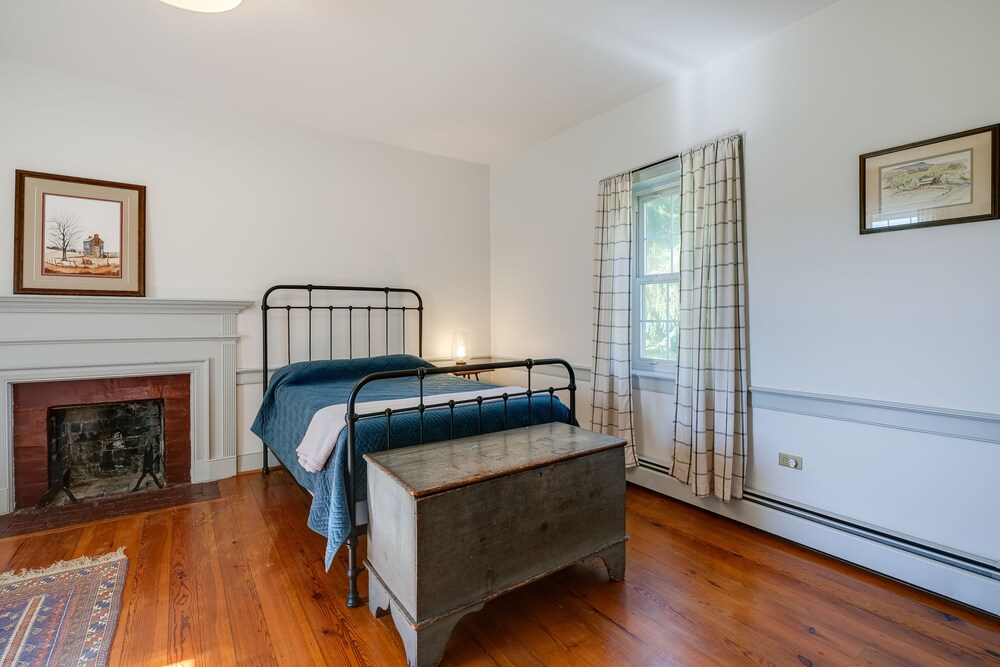 Historic Raphine Retreat Mountain View Retreat with Patio and AC near