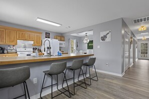 Fridge, microwave, oven, stovetop - Bay St. Louis Pool, Hot Tub, Ping Pong, Fire Pit, and Grill Waterfront Home (Bay St. Louis)