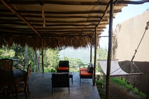 Outdoor dining - Unplug & unwind in our cozy eco dome. Wake up to breathtaking mountain views. (Jarabacoa)