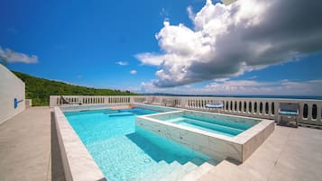 Una piscina al aire libre, una piscina climatizada