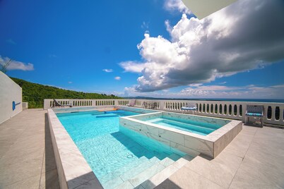 Island Castle Rentals - Saltwater Pool & Hot Tub- Lovely 3 Bedrooms 