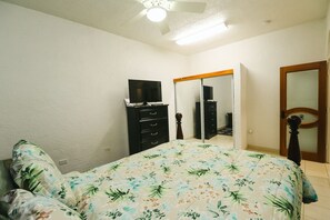 3 bedrooms, in-room safe, desk, iron/ironing board