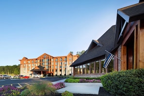 Welcome to our hotel, featuring a covered lobby area and ample parking.