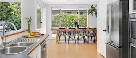 Réfrigérateur, four à micro-ondes, un four, surface de cuisson