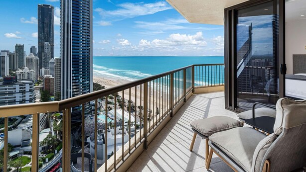 Ein Balkon mit Blick auf Strand und Stadtlandschaft.