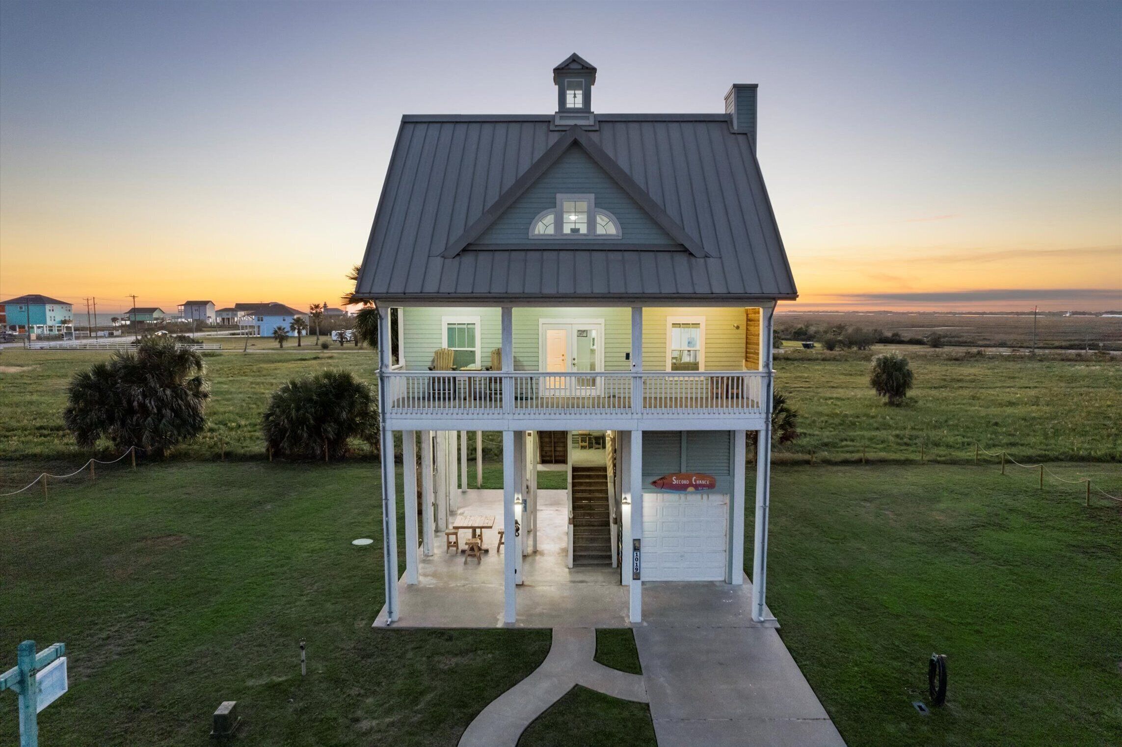 Sleeps 12 | Quiet Neighborhood | Mins to Beach