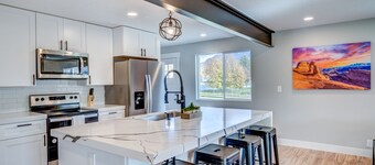 Family Fun- Hot Tub, Game Room, Pickleball, Slps 8