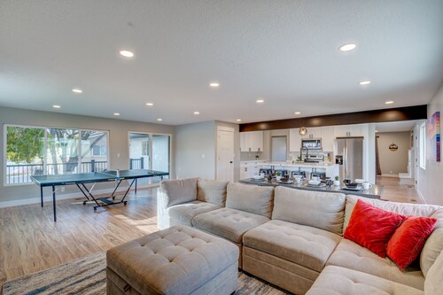 Family Fun | Hot Tub, Game Room, Pickleball – Sleeps 8