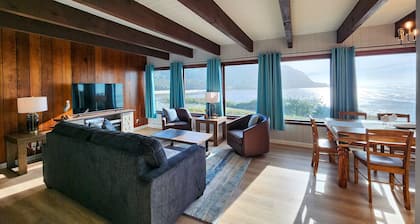 Ocean Front 5 BR Home! Yachats, Walk to Everything! Dog Friendly!
