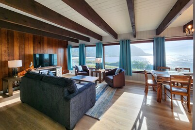 Ocean Front 5 BR Home! Yachats, Walk to Everything! Dog Friendly!