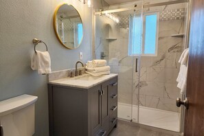 Dusche, Haartrockner, Handtücher