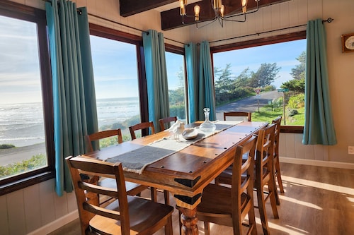 Ocean Front 5 BR Home! Yachats, Walk to Everything! Dog Friendly!