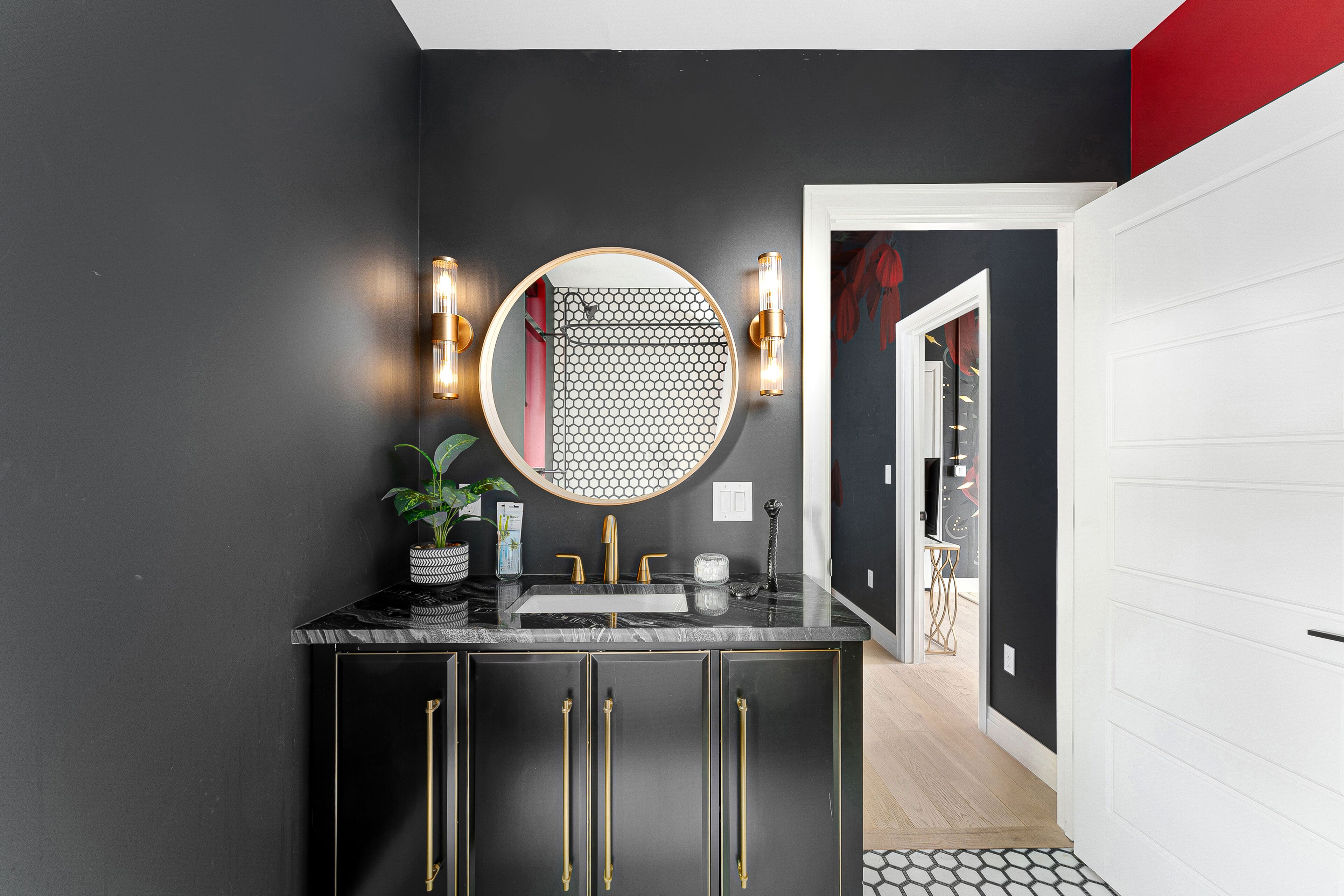Gina Ilczyszyn Art Suite 106 | Bathroom