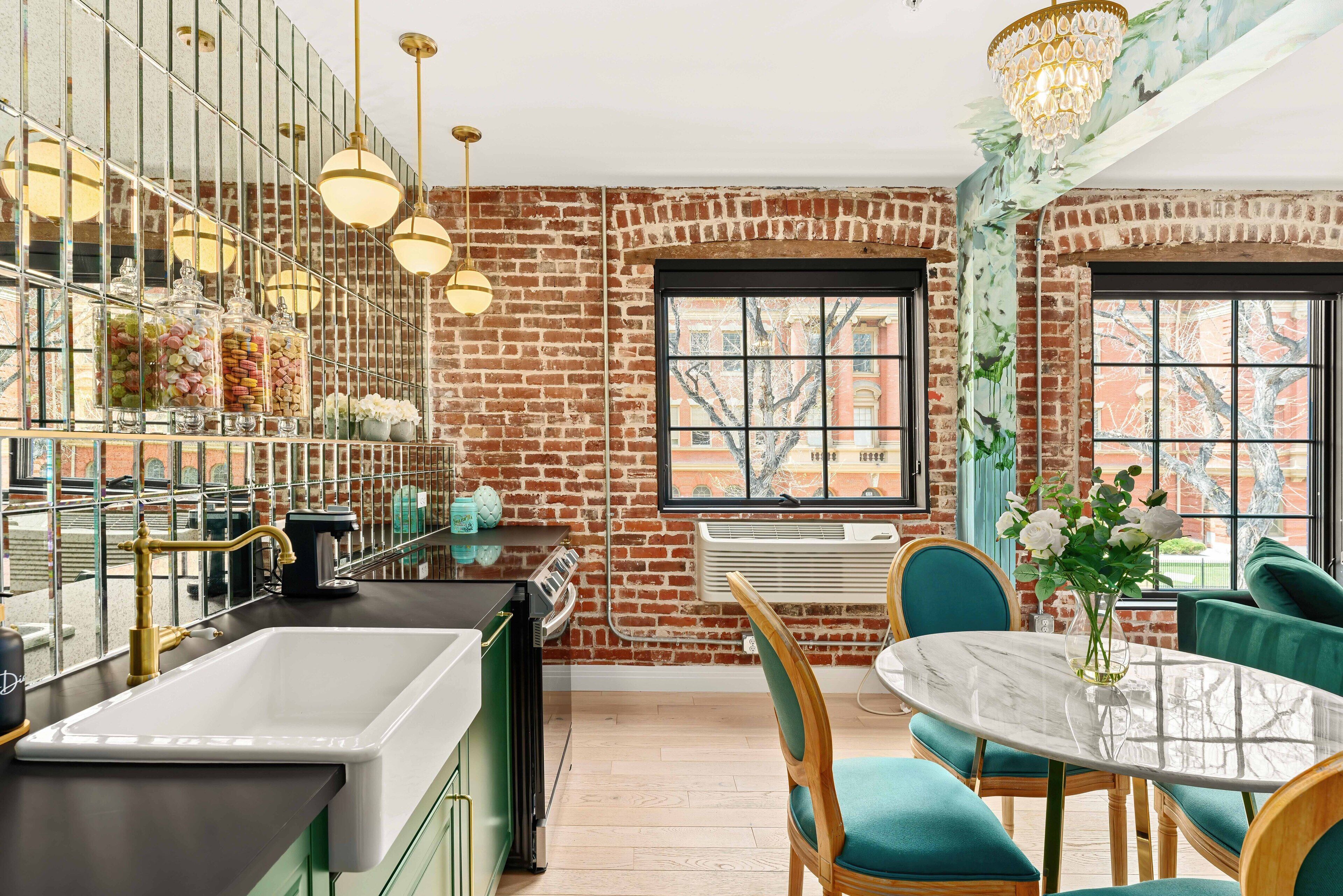 Joon Art Suite 201 | Eget kjøkken | Kjøleskap, mikrobølgeovn og kjøkkenutstyr