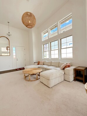 Smart-TV, Bücher, Stereoanlage