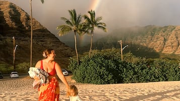 Playa en los alrededores, camastros y toallas de playa